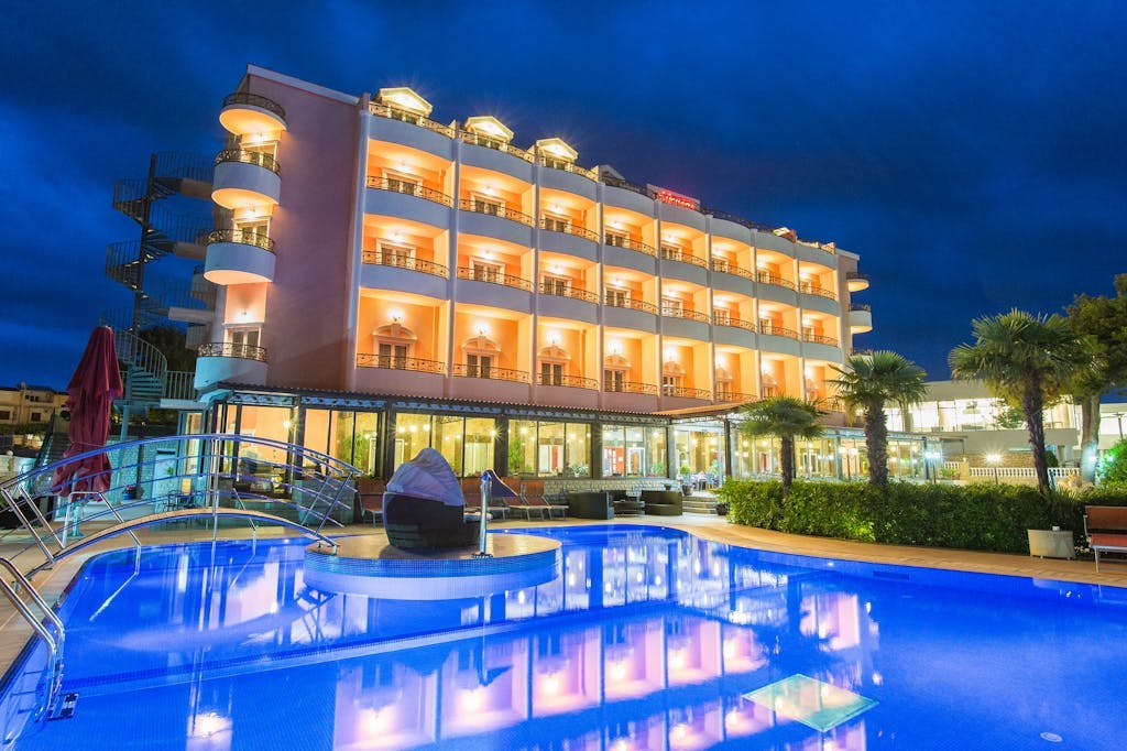 Hotel Miramare Vodice - Obiteljski prvosvibanjski odmor u Dalmaciji s korištenjem bazena